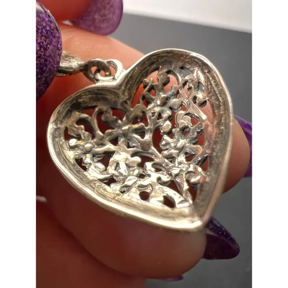 Sterling silver heart shaped earrings with floral design - Picture 2 of 8